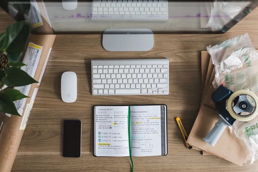 Mesa de trabajo moderna y organizada